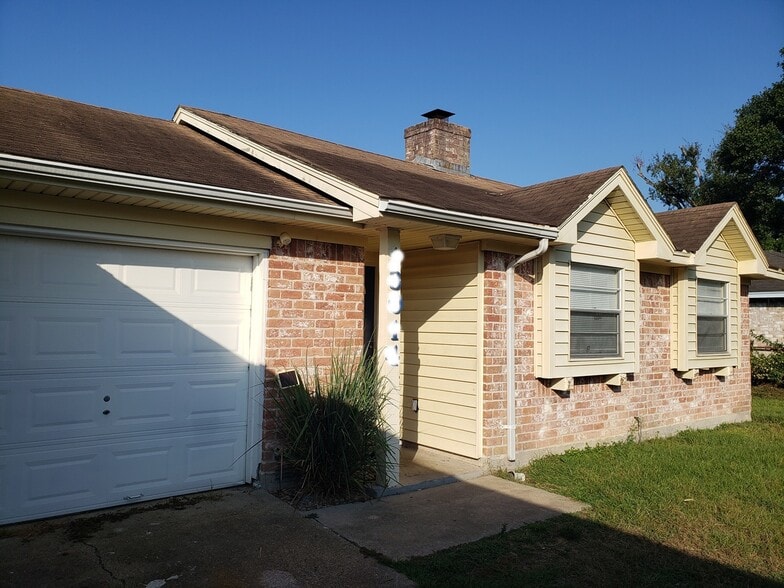 Building Photo - 13014 Maxim Dr