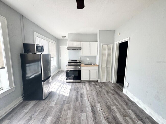 Building Photo - 704 Cordova Dr