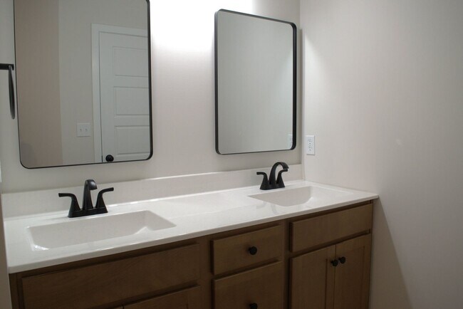 Building Photo - New construction three-bedroom 2-bathroom Home In Tuscany Ridge!