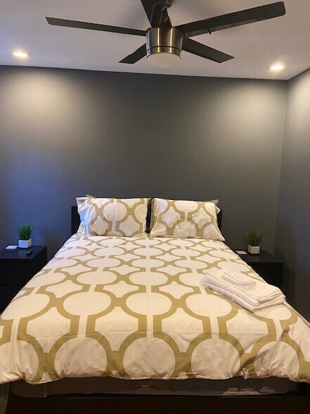 Bedroom with queen size bed - 624 Jasper St