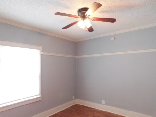 Building Photo - 4 Bedroom Home in El Dorado minutes from Down Town!