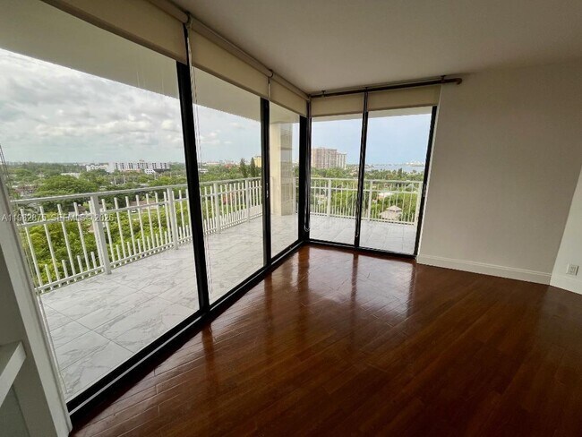 Building Photo - 1000 Quayside Terrace