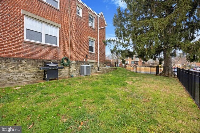 Building Photo - 519 Acorn St