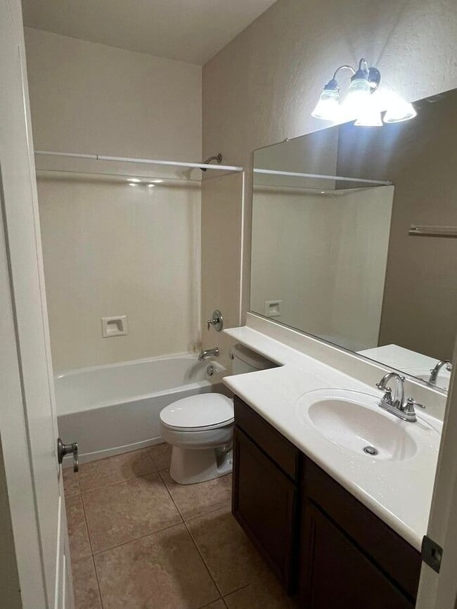 Building Photo - 4-bedroom and loft in the Willows with com...