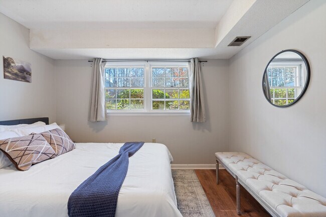 Building Photo - 710 SE Maynard Rd