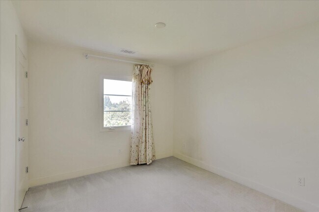 Building Photo - For Rent: Spacious 4BR/3.5BA Newer Home in...