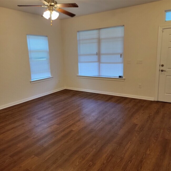 Building Photo - 322 7th Ave N