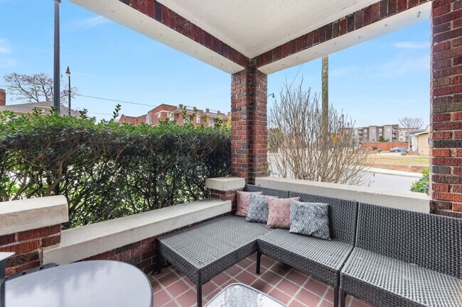 Building Photo - 536 Hawthorne Ln