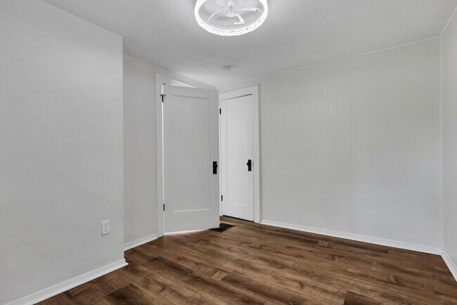 Building Photo - 2365 Stelzer Rd