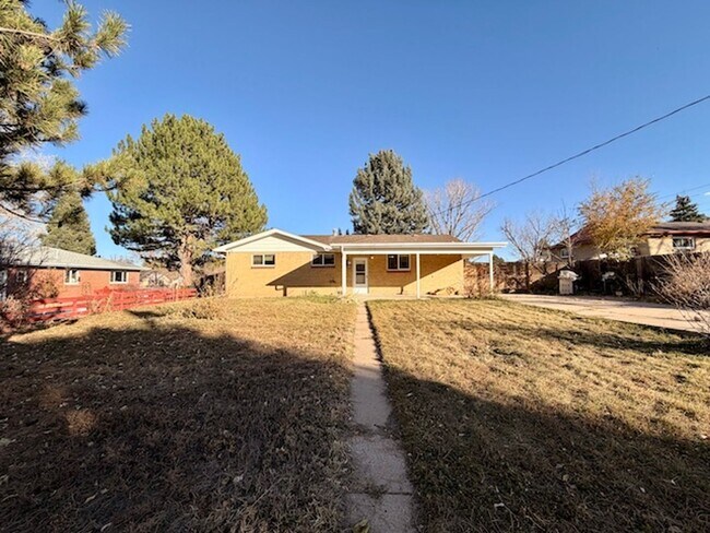 Building Photo - DEC RENT FREE FOR A LEASE STARTING BY NOV 15TH! - BRICK HOME WITH FINISHED BASEMENT