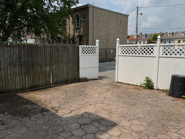 Building Photo - Available NOW! 3 Bed 2 Full Bath Townhome ...