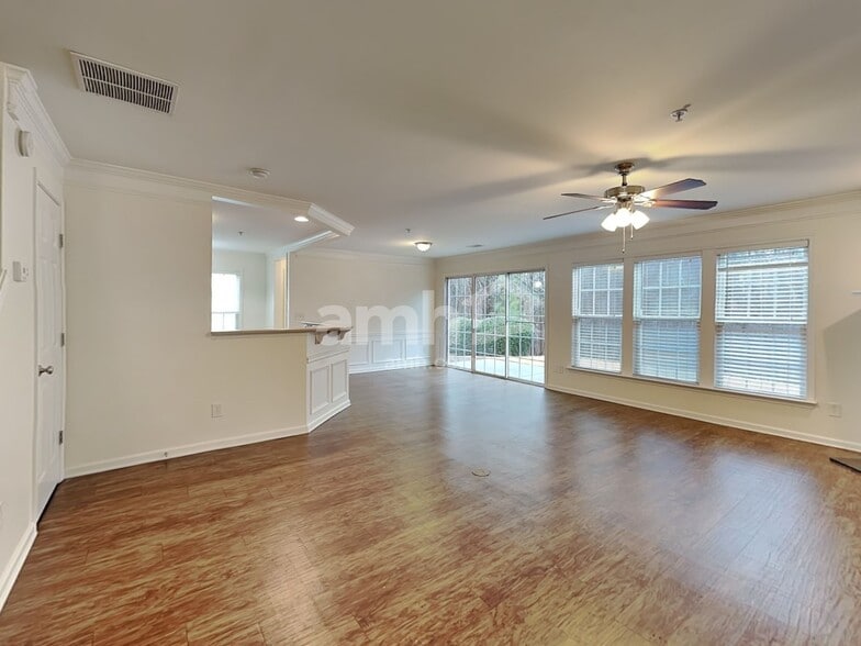 Building Photo - 325 Balaban Cir