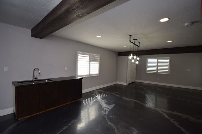 Building Photo - Spacious and Bright 5 Bed 3.5 Bath in Riverton!!