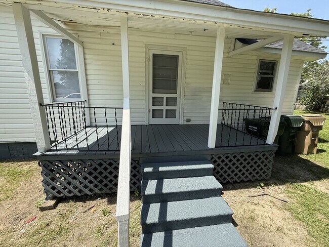Building Photo - 3 bd 2 ba House