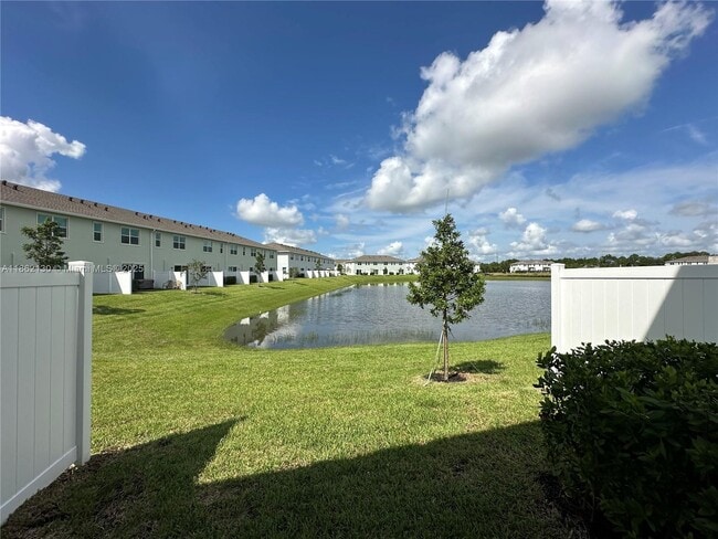Building Photo - 402 SE Crossoak Ln