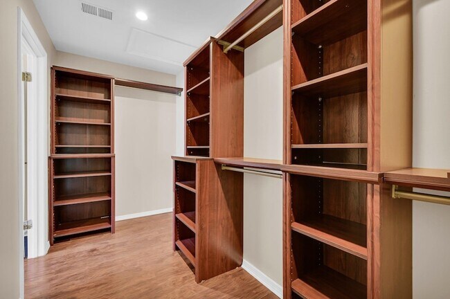 Building Photo - 40 Cottonwood St