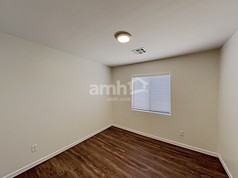 Building Photo - 12433 W Willow Ave