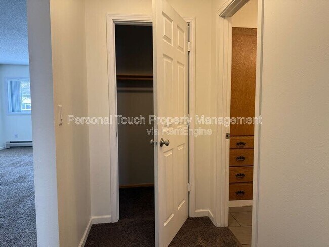 Building Photo - 912-18 1/2 18 1/2 St S