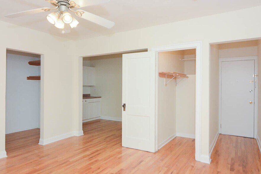 Building Photo - 545 W Wellington Ave