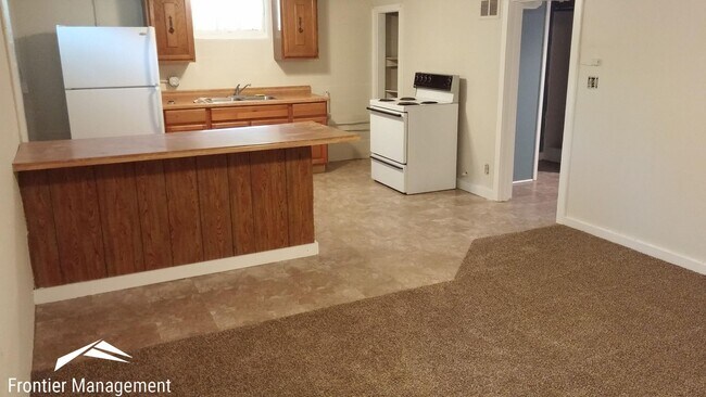 Building Photo - 626 Bertrand St