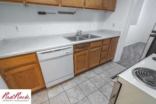 Building Photo - Charming 2 Bed / 1 Bath Apartment in a Prime Location