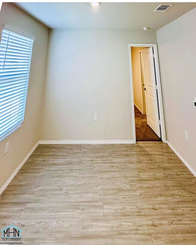 Building Photo - Bright & Move-In Ready 3 Bed / 2 Bath Home...