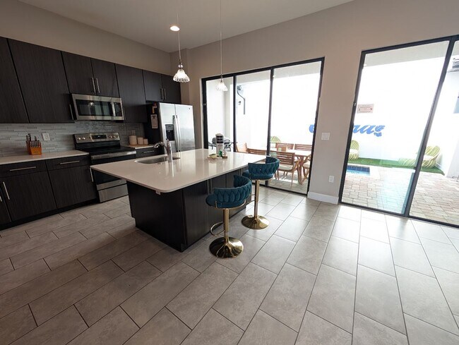 Building Photo - Beautiful Executive 4 Bed 3 Bath Home in Davenport!