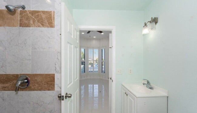 Building Photo - Spacious 5-Bedroom Home with Pool – Perfec...