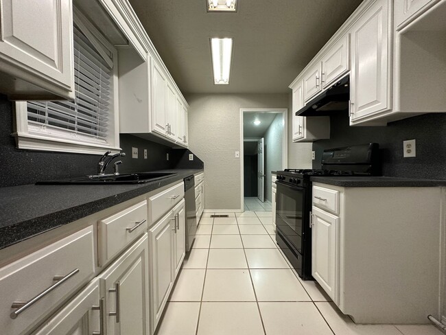 Building Photo - Gorgeous Remodeled Home - 2 Bed, 1 Bath, 1...