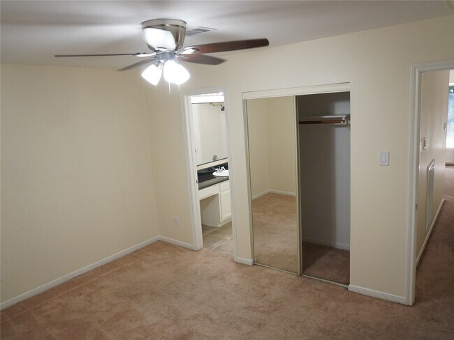 Building Photo - 31 N Lakeridge Cir