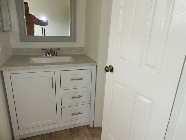 Building Photo - 2 BDR Townhome in Ocean Beach with 2 Car G...