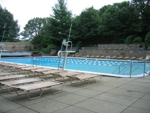 Building Photo - 33 Pond Ave