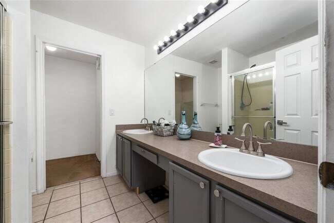 Building Photo - 1233 Sandbrook Dr