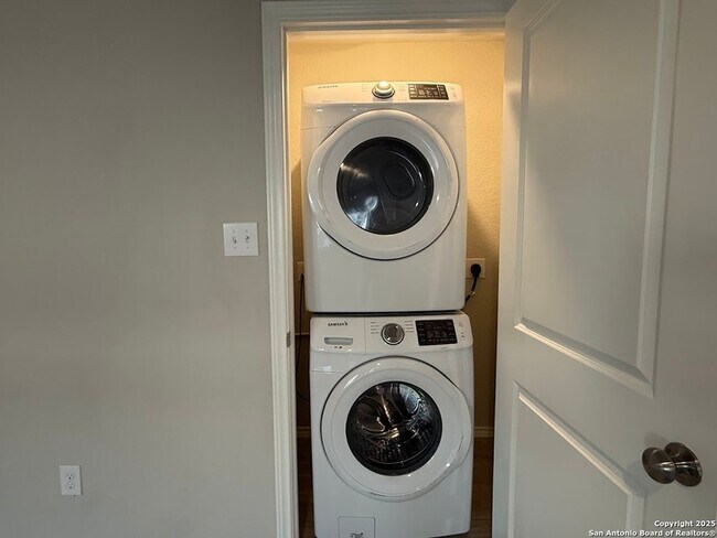 Building Photo - 9011 Little Hoss