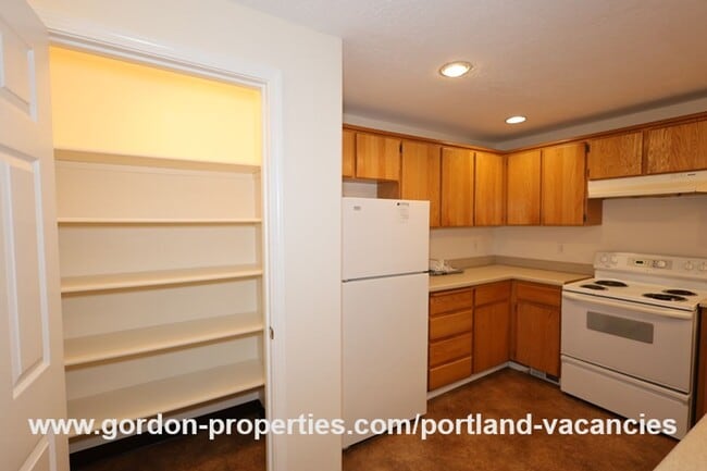 Building Photo - SE 73rd Ave - 3 bedroom townhouse in Mt Scott-Arleta neighborhood