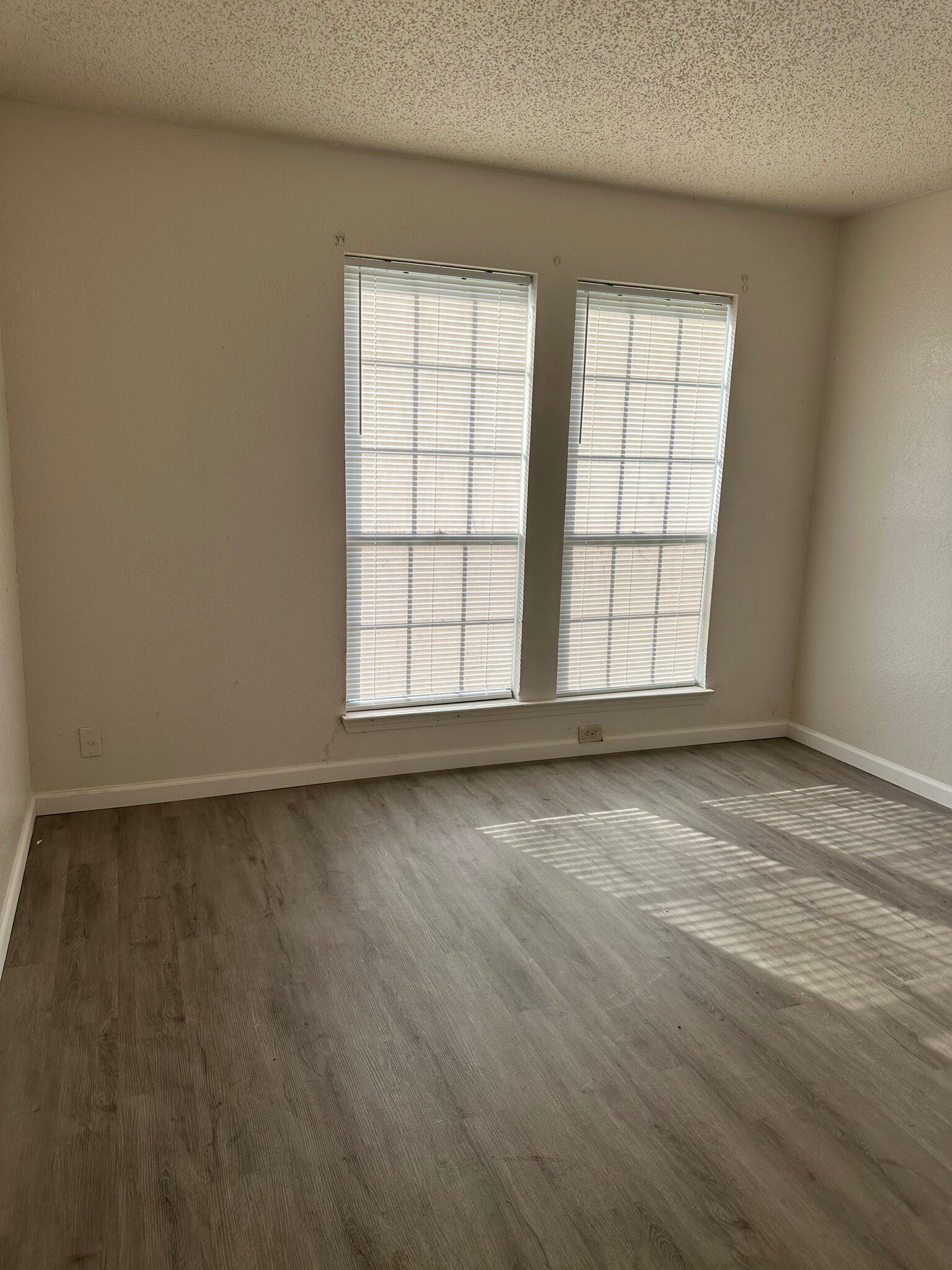 Building Photo - 1513 Lavendale Ln