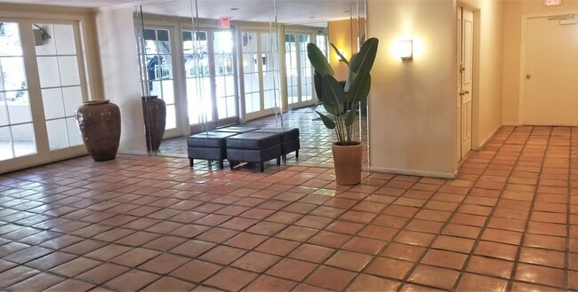 Building Photo - Luxurious 2 Bedroom, 2 Bath Condo in the Heart of Prime Hollywood