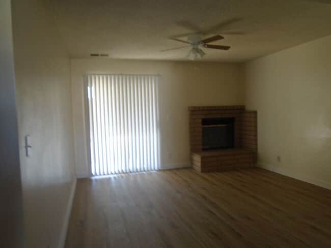 Building Photo - SW BAKERSFIELD--WON'T LAST LONG !  Applica...