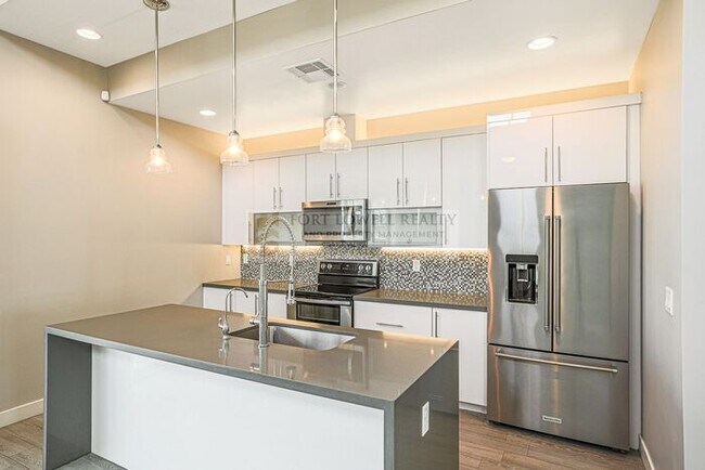 Building Photo - Amazing Rental in Lower Arcadia available ...