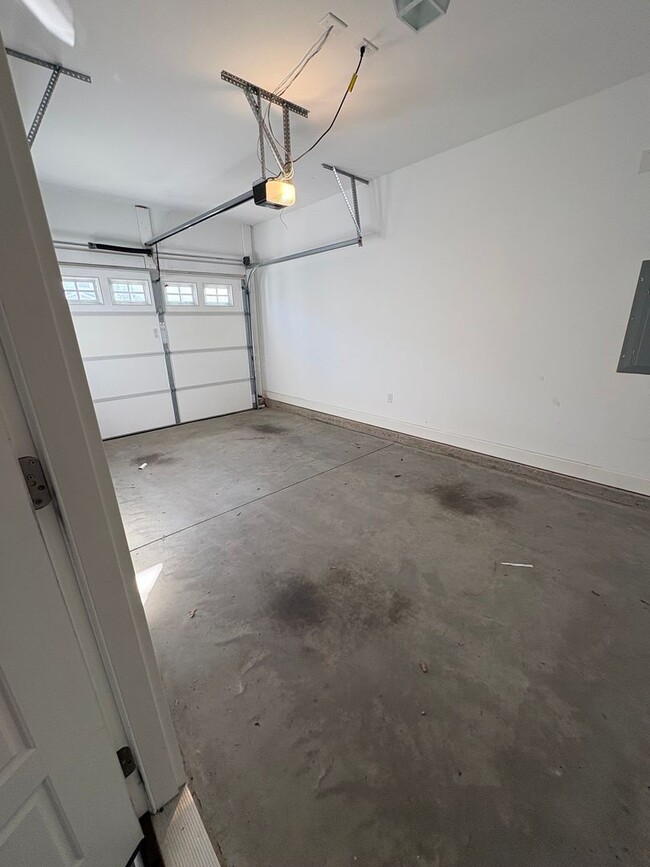 Building Photo - 3 Bedroom 2.5 Bath Townhome is the Madison Park area!!! $250 off the 1st Full Month's Rent!!!