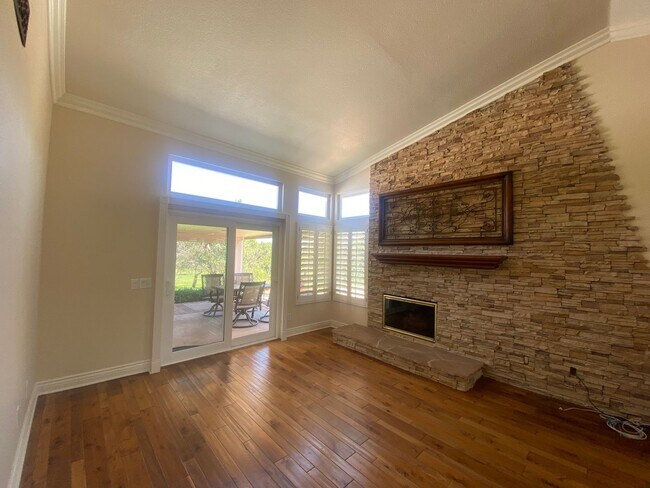 Building Photo - 2 Bedroom, 2 Bath Home with Golf Course View!