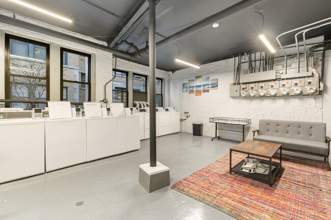 Building Photo - 7626 N Eastlake Terrace