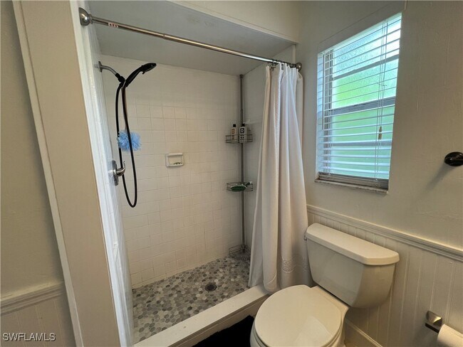 Building Photo - 858 Rose Way