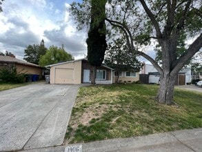 Building Photo - 1906 Bowling Green Dr