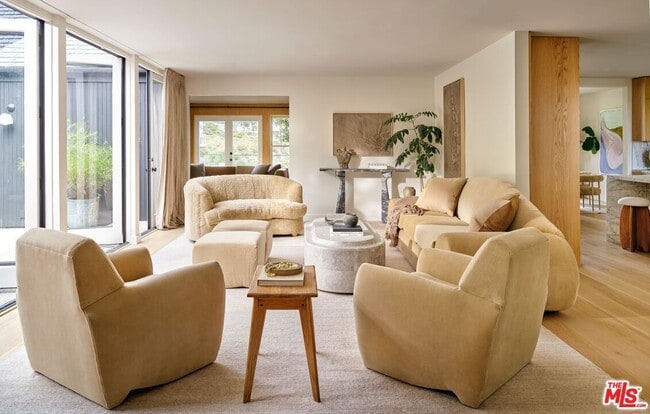 Building Photo - 8673 Hollywood Blvd