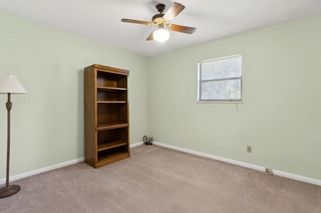 Building Photo - Peaceful Country Living Close to Everything