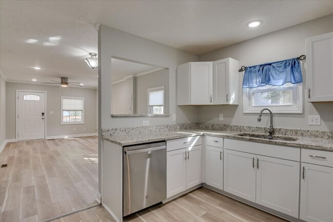 Building Photo - 2 Bed/1 Bath just minutes from Augusta University and Surrey Center, featuring granite countertop...