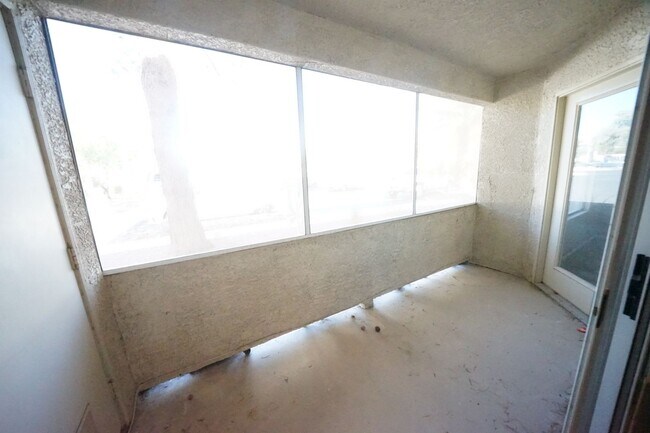 Building Photo - 5710 E Tropicana Ave