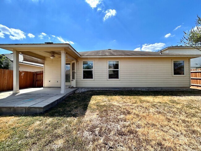 Building Photo - Inviting 4/BR 2/BA Home with Spacious Back...