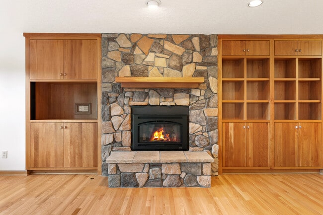 Building Photo - 1324 Stonehaven Dr